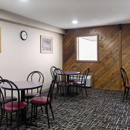 Super 8 By Wyndham Dyersville Esterno foto