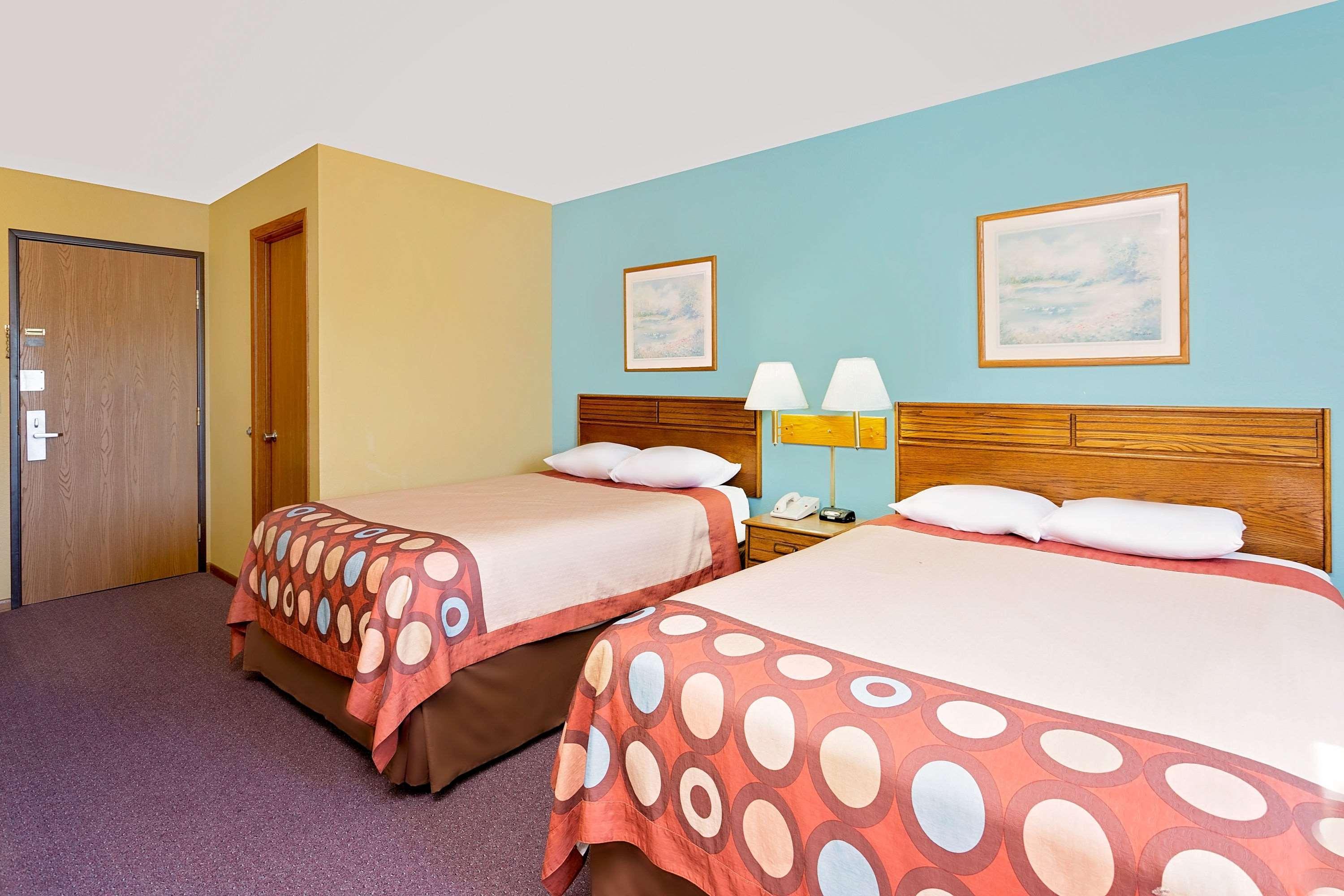 Super 8 By Wyndham Dyersville Esterno foto