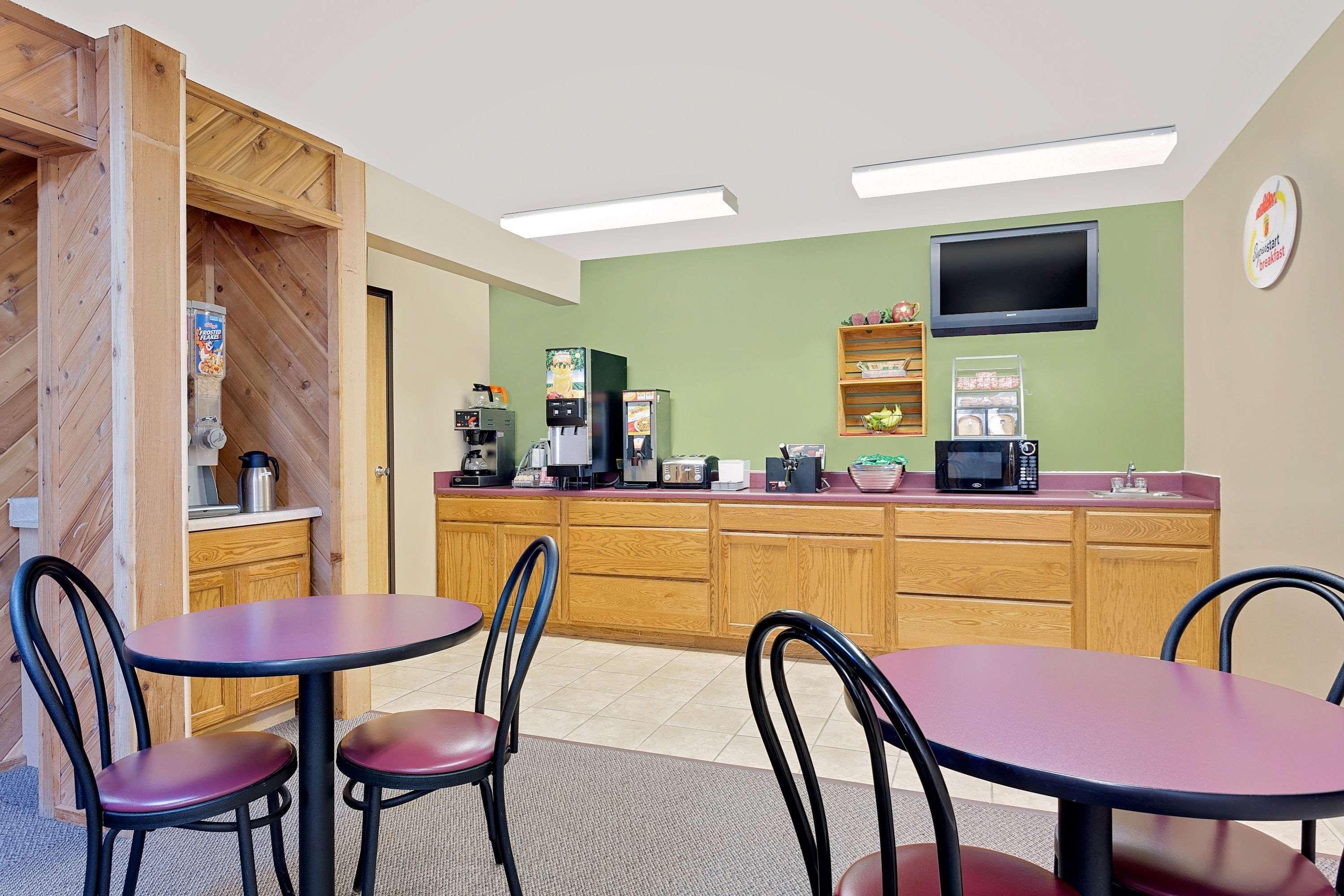 Super 8 By Wyndham Dyersville Esterno foto