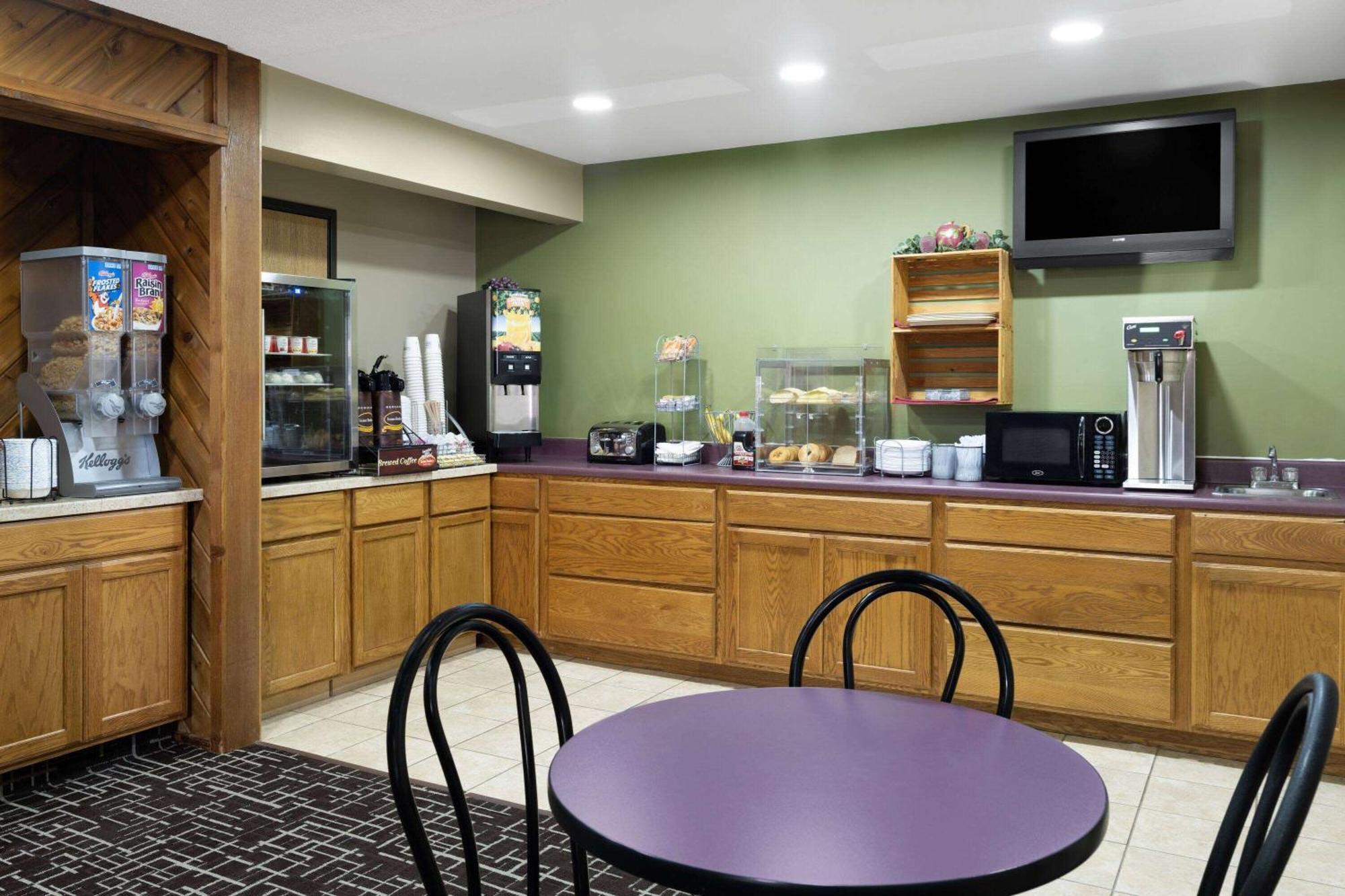 Super 8 By Wyndham Dyersville Esterno foto