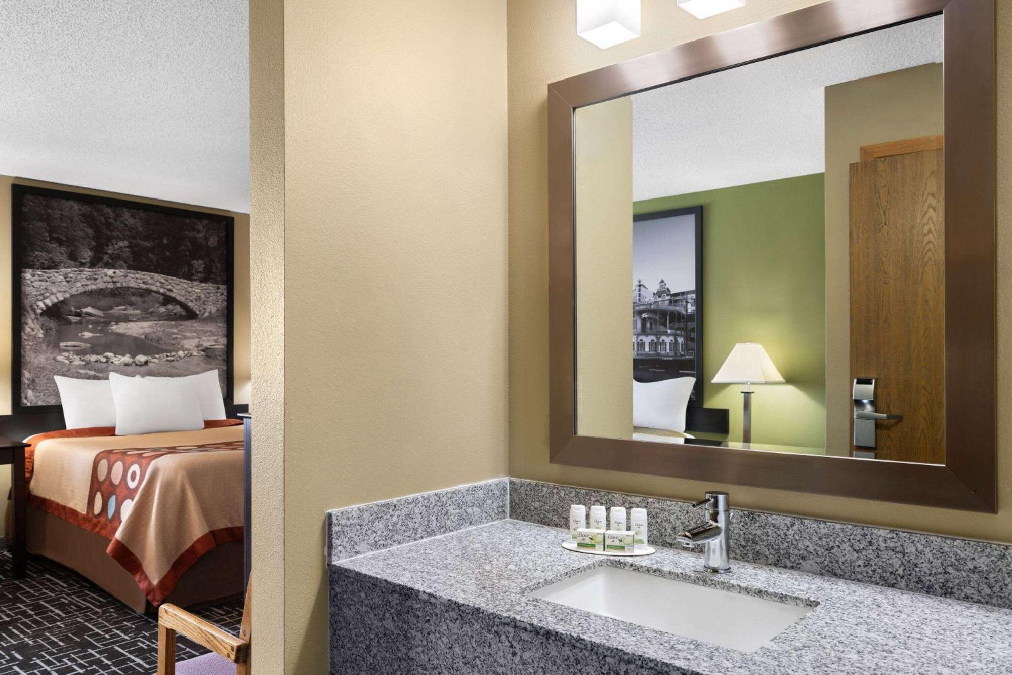 Super 8 By Wyndham Dyersville Esterno foto