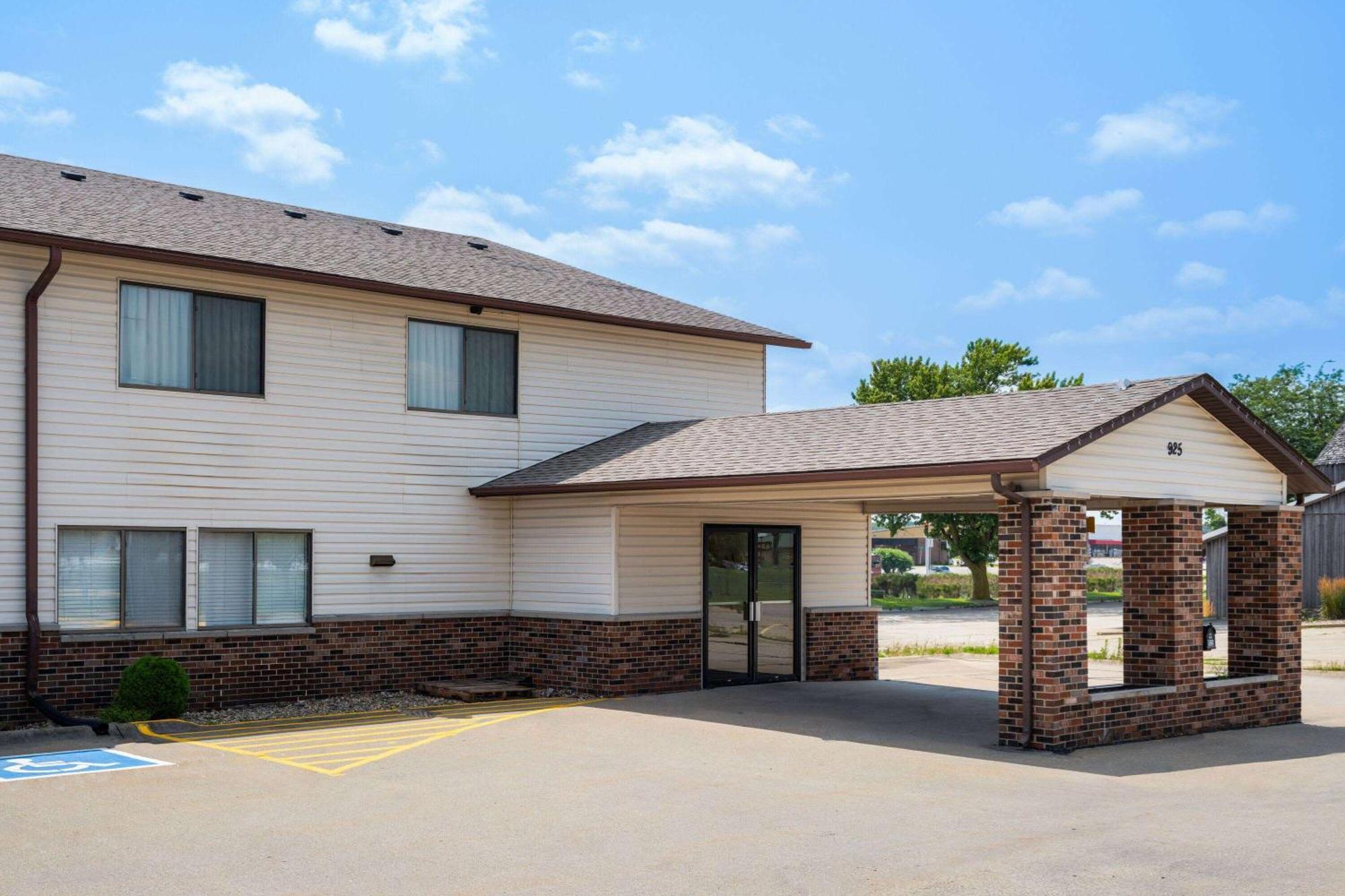 Super 8 By Wyndham Dyersville Esterno foto