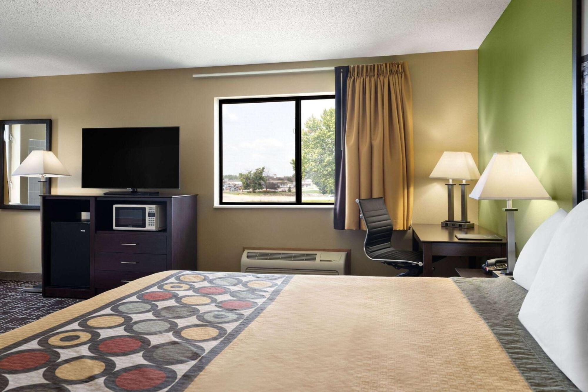 Super 8 By Wyndham Dyersville Esterno foto