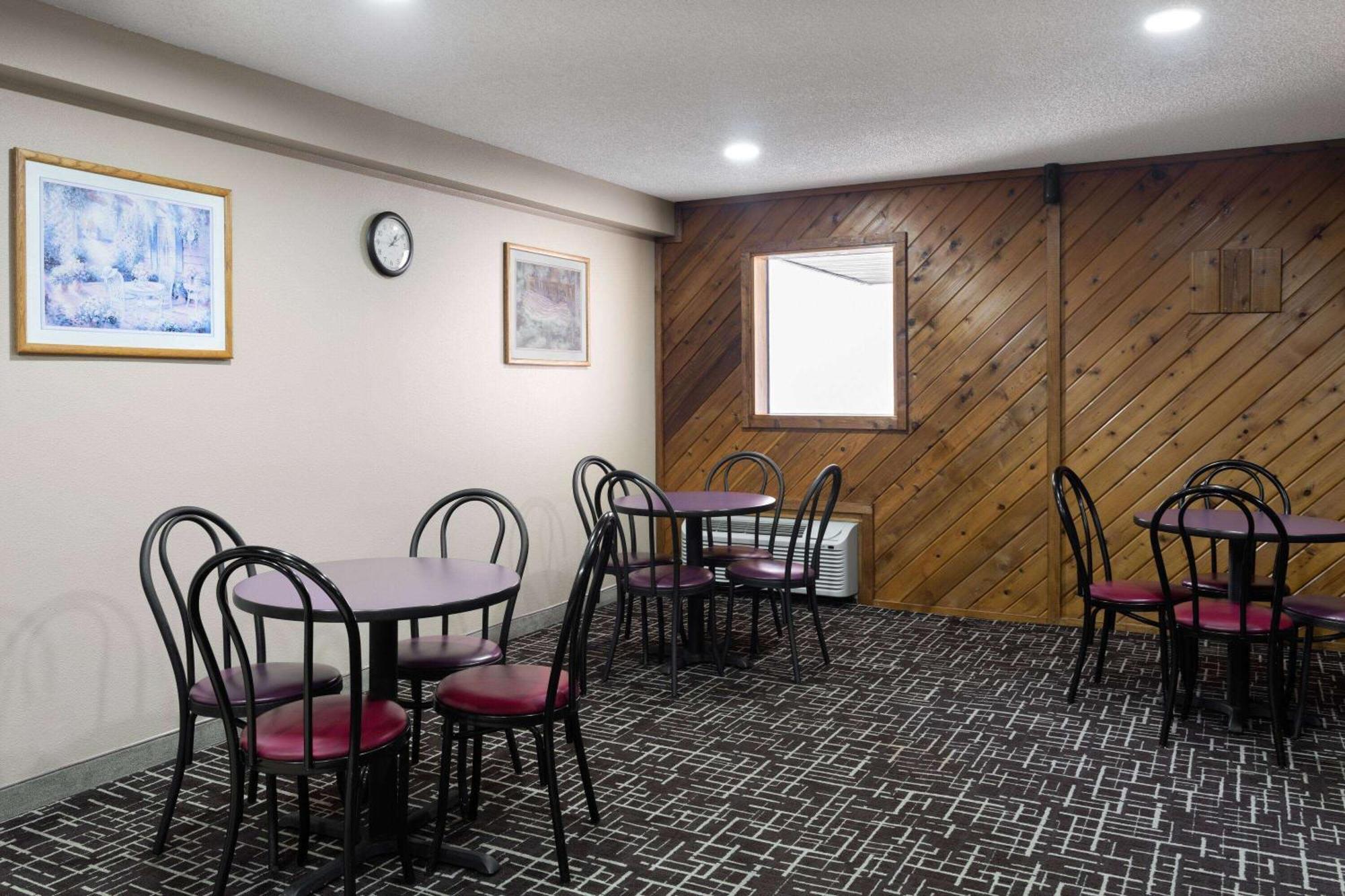Super 8 By Wyndham Dyersville Esterno foto