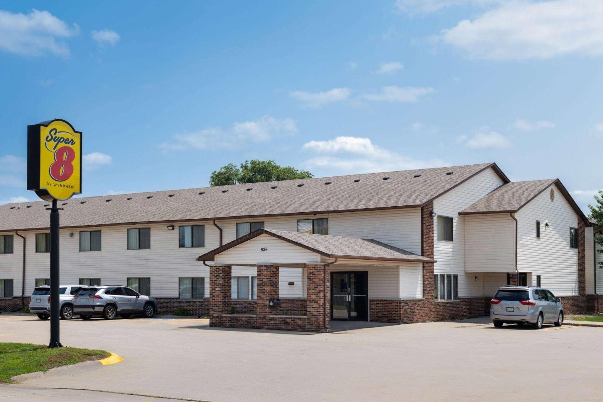 Super 8 By Wyndham Dyersville Esterno foto